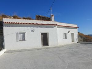 Cave house with the potential of 5 bedrooms. SAL052