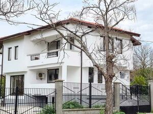 Big house with 3 bedrooms, 950 m2 land, garage, 25 km to Bur