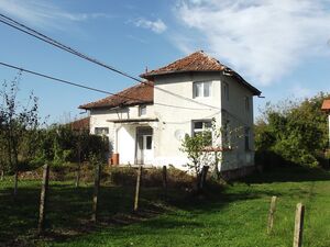 Country house with plot of land and good location situated j