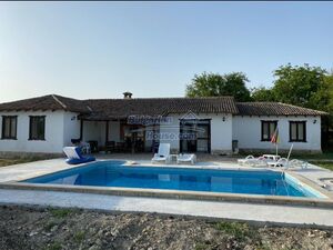  House with a pool in the village of Kalimantsi , Varna