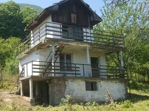 Old villa with nice views and vast yard close to big city