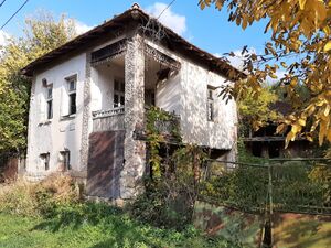 Old rural property with annex, barn, land and quiet location