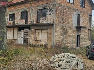 I am selling a residential and commercial building in Vrani