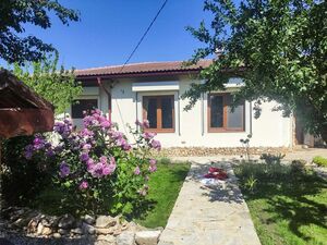 Charming 3-Bedroom House with Stunning Garden and Pool