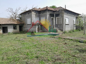 Large regulated plot 2500m2, with old house near Dobrich 