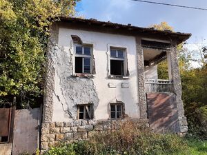 Old rural property with barn, annex and land located Vrasta