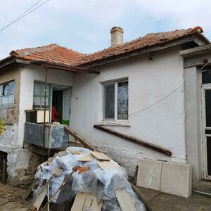  One-story house for sale with a large yard and a beautiful 