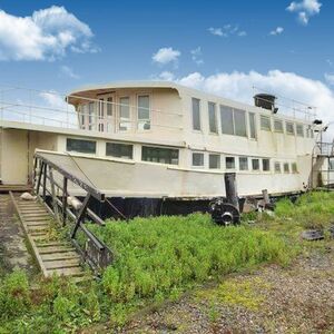 Amazing Venue with Houseboat Potential-£240,000