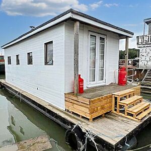 Low Maintenance Floating Home - Sea The Elephant £85,000