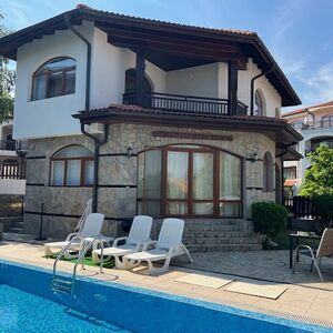 House with 2 beds, 3 baths, own pool, 2 km to the Beach