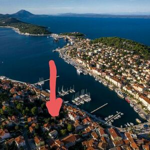 Green oasis in the center of Mali Lošinj (Lošinj Island)