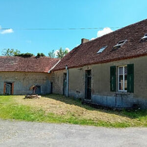  2 bedroom Detached House with Garden Outbuildings