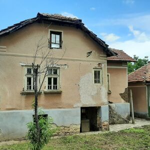 Old rural house with barn and plot of land located in proxim