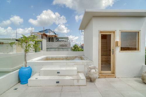 Rooftop Sauna and Jacuzzi